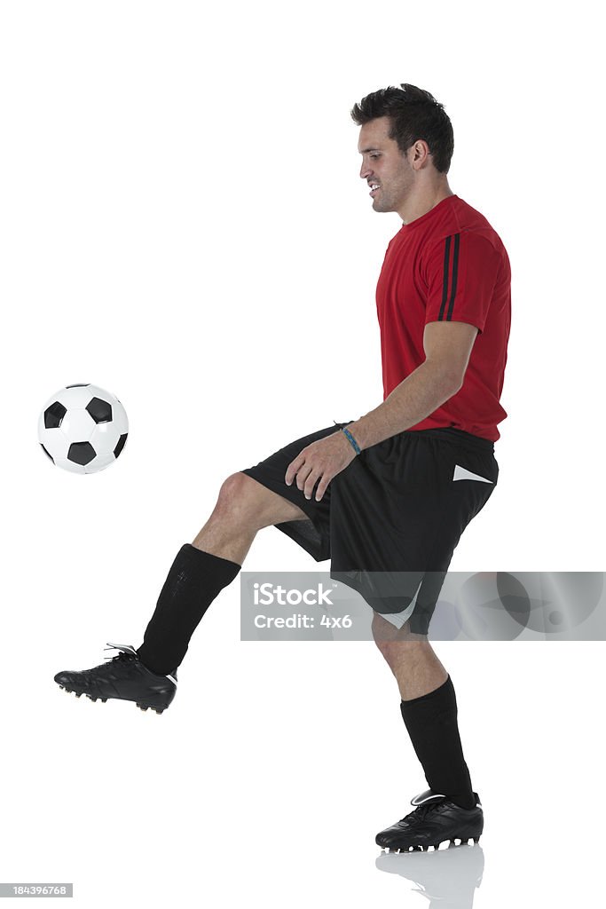 Homem brincando com uma bola de futebol - Royalty-free 20-29 Anos Foto de stock