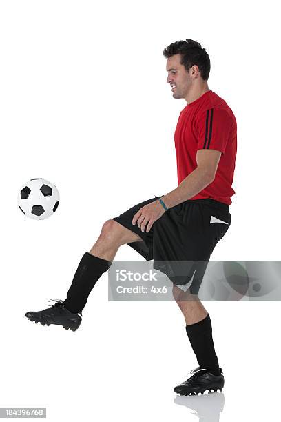 Foto de Homem Jogando Com Uma Bola De Futebol e mais fotos de stock de 20 Anos - 20 Anos, Adulto, Atividade