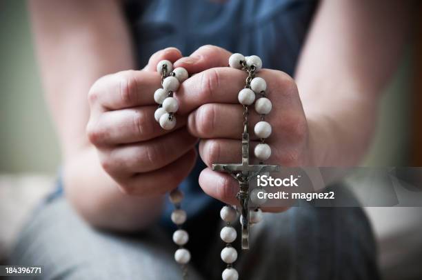 Junge Frau Beten Stockfoto und mehr Bilder von Rosenkranz - Rosenkranz, Beten, Frauen