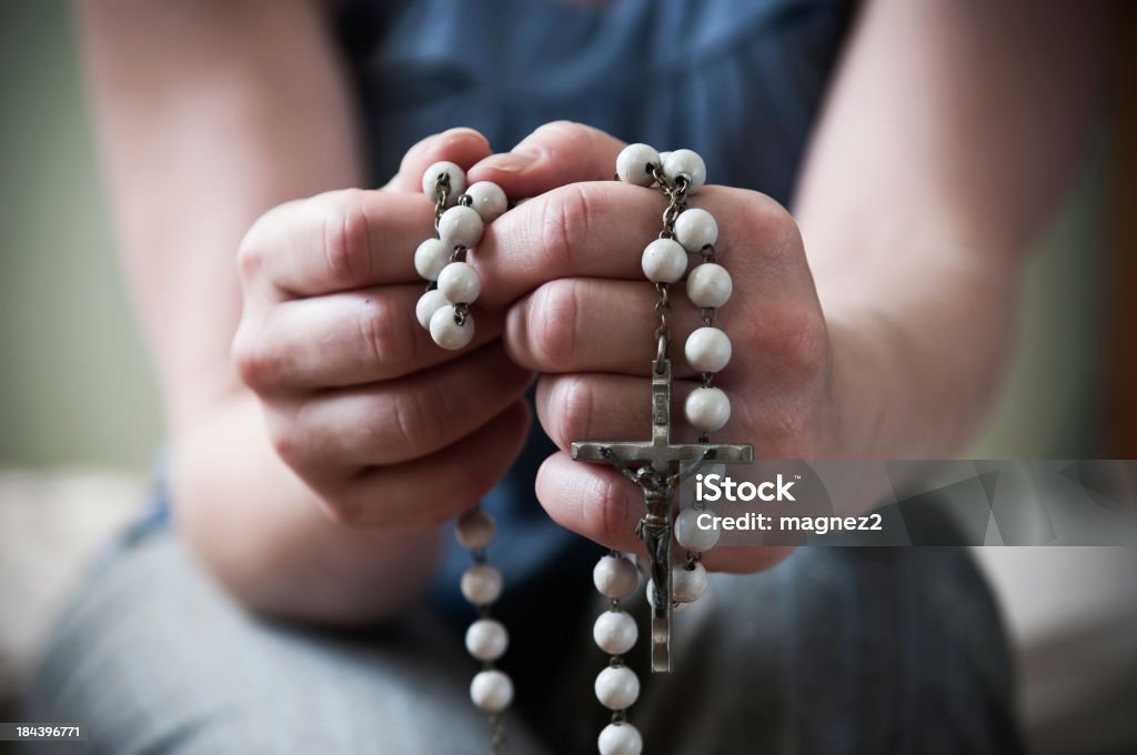 젊은 여자 기도하기 - 로열티 프리 묵주 팔찌 스톡 사진