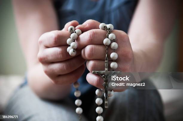 젊은 여자 기도하기 묵주 팔찌에 대한 스톡 사진 및 기타 이미지 - 묵주 팔찌, 기도하기, 여자