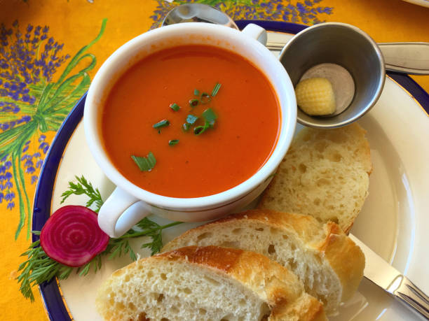 sopa de tomate y calabaza en un tazón vista superior de la comida reconfortante - pumpkin soup soup cup pumpkin fotografías e imágenes de stock