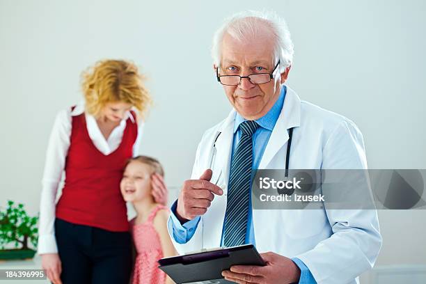 Medico Maschio Maturo - Fotografie stock e altre immagini di Capelli bianchi - Capelli bianchi, Medico, Sorridere