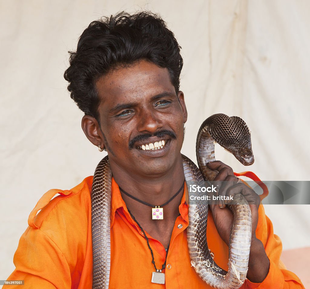 Индийский Заклинатель змей с кобра - Стоковые фото Взрослый роялти-фри