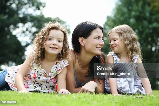 Rodzina W Parku - zdjęcia stockowe i więcej obrazów Córka - Córka, Dorosły, Dzieciństwo