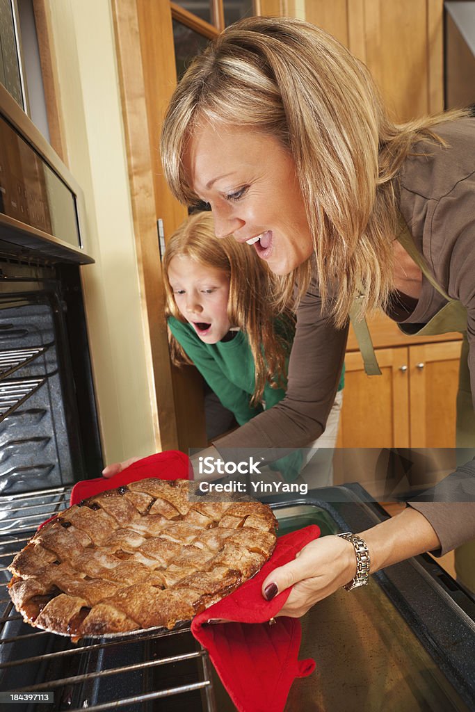 Familie zusammen Backen Apfelkuchen in Home Küche mit Backofen - Lizenzfrei Familie Stock-Foto