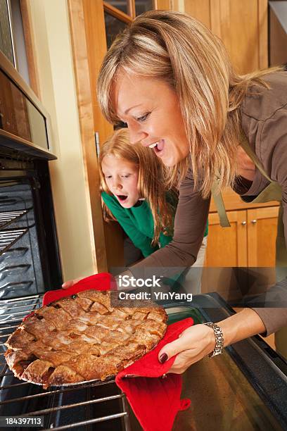 Familie Zusammen Backen Apfelkuchen In Home Küche Mit Backofen Stockfoto und mehr Bilder von Familie