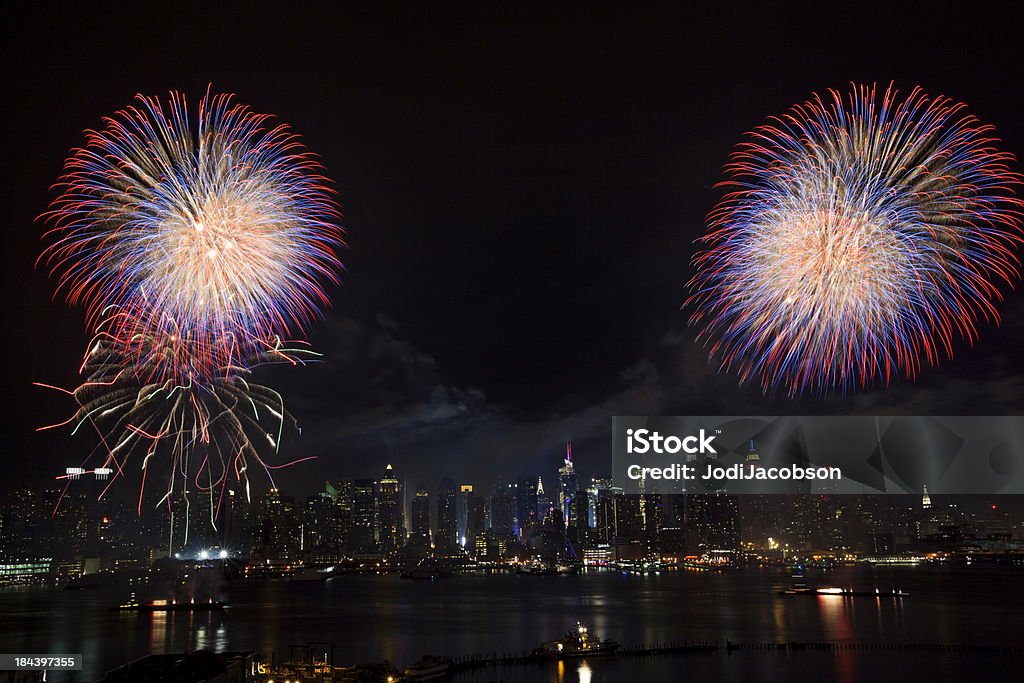 Syncronized fuegos artificiales de la ciudad de Nueva York - Foto de stock de Ciudad de Nueva York libre de derechos