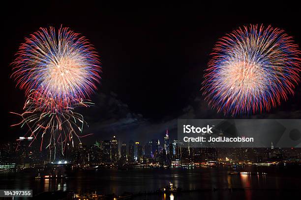 Ньюйорк Сити Syncronized Фейерверки — стоковые фотографии и другие картинки Канун Нового года - Канун Нового года, Нью-Йорк, Штат Нью-Йорк