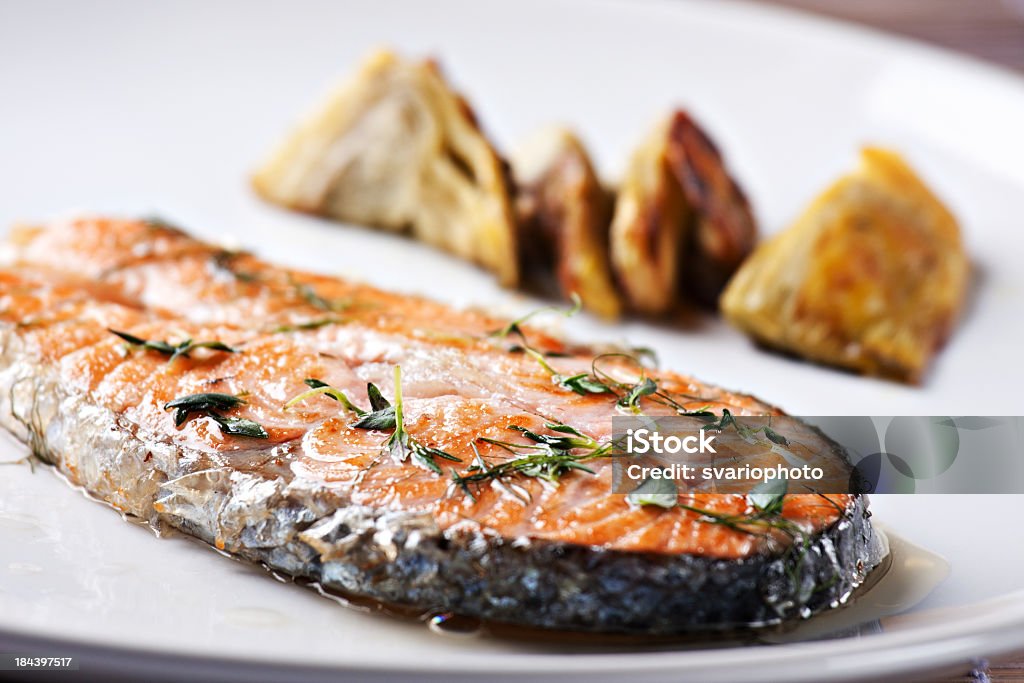 Salmón asado con artichokes. - Foto de stock de Alimento libre de derechos