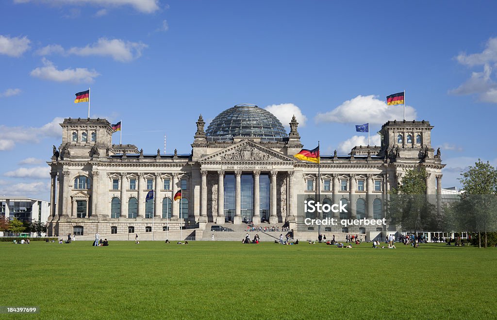 Reichstag mit Personen, Berlin - Lizenzfrei Reichstag Stock-Foto