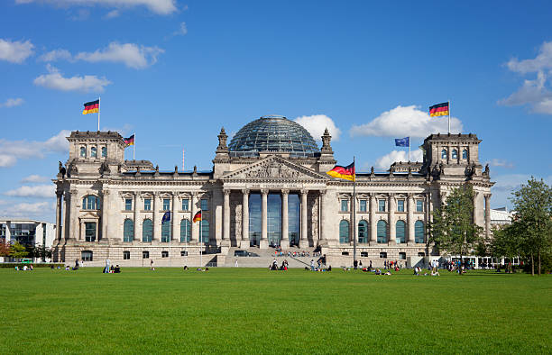 reichstagu w berlinie z ludźmi, - the reichstag zdjęcia i obrazy z banku zdjęć