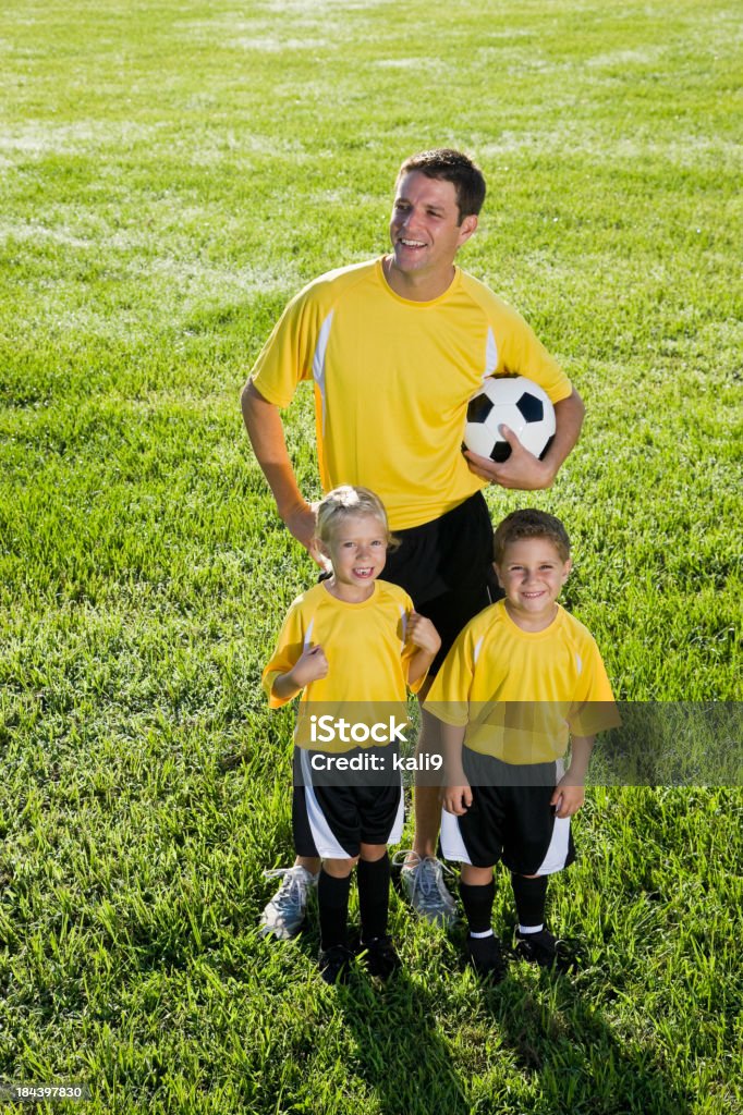 コーチと 2 人の子供、サッカーボール - 30代のロイヤリティフリーストックフォト