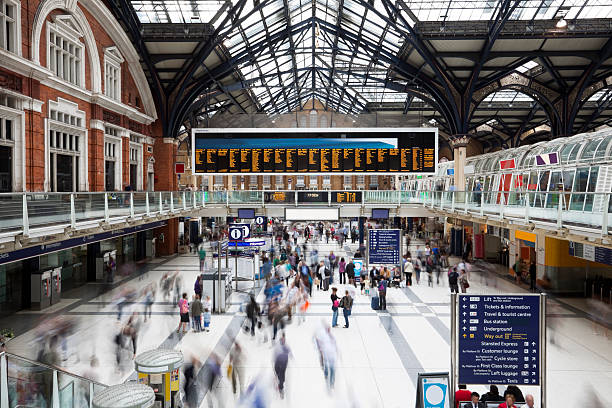 la estación liverpool street at rush hour, desenfoque, londres, reino unido - subway station railroad station uk passenger fotografías e imágenes de stock