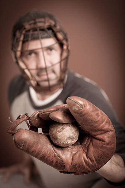 vintage baseball player w wzrok stanowisko z piłką a rękawicami - baseball catcher baseball player old fashioned looking at camera zdjęcia i obrazy z banku zdjęć