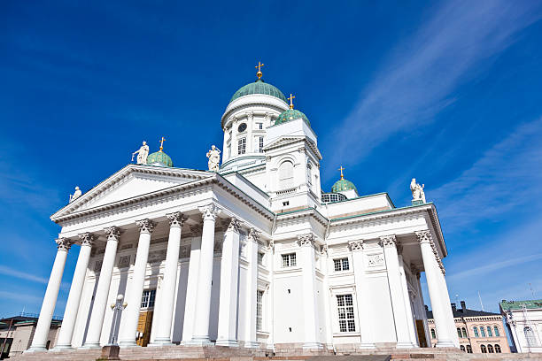 tuomiokirkko (a catedral luterana de helsinki finlândia turismo de viagem - helsinki lutheran cathedral - fotografias e filmes do acervo