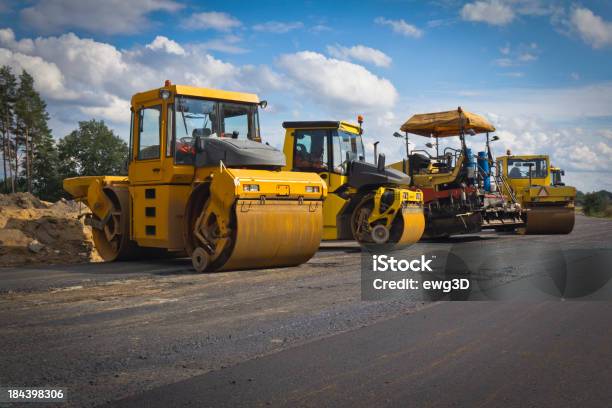 Foto de Equipamento De Construção De Estrada e mais fotos de stock de Rolo tandem - Rolo tandem, Amarelo, Cena Não-urbana