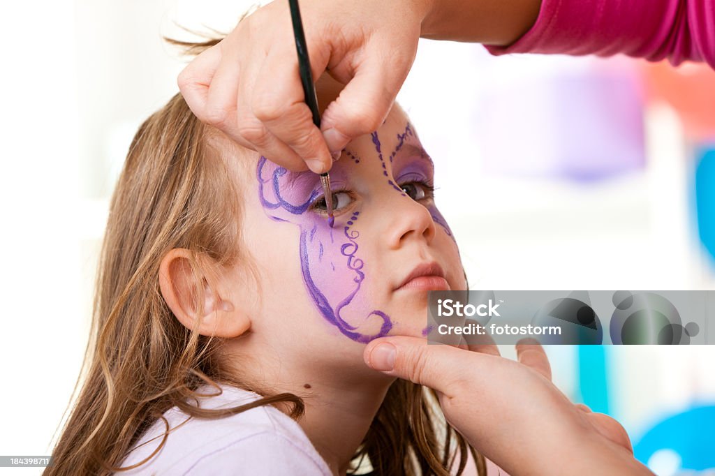 Petite fille ayant visage peint fête d'anniversaire - Photo de Anniversaire libre de droits