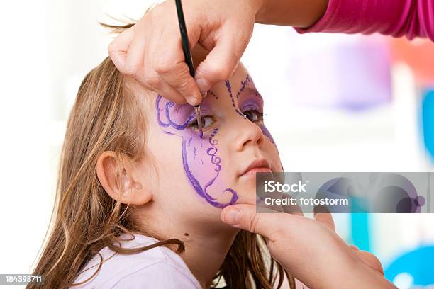 Photo libre de droit de Petite Fille Ayant Visage Peint Fête Danniversaire banque d'images et plus d'images libres de droit de Anniversaire