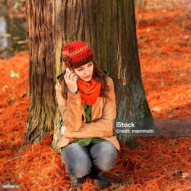 Photo libre de droit de Femme Parlant Sur Téléphone Portable Dans Le Parc De Lautomne banque d'images et plus d'images libres de droit de Automne