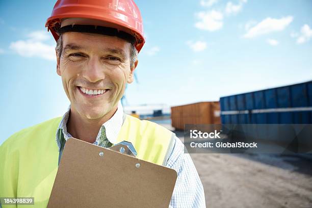 Foto de Confiante Foreman Na Construção Site e mais fotos de stock de 40-49 anos - 40-49 anos, Adulto, Adulto maduro