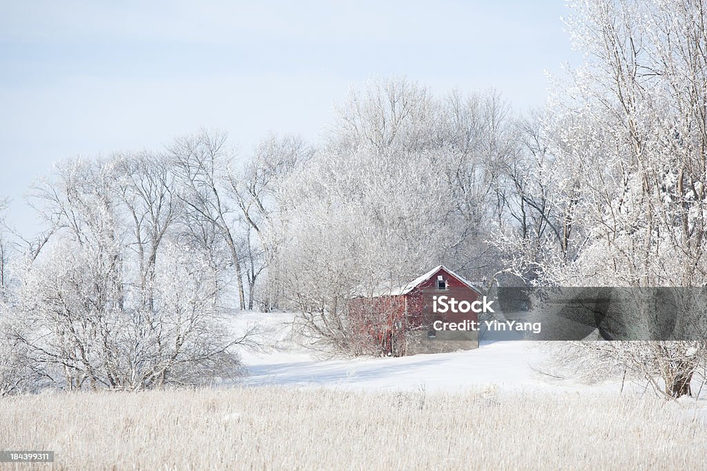 Campo de fazenda celeiro vermelho e neve no inverno - Foto de stock de Casa de fazenda royalty-free