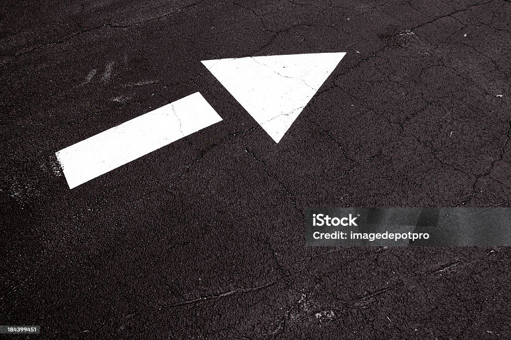 Flèche sur road - Photo de Abstrait libre de droits