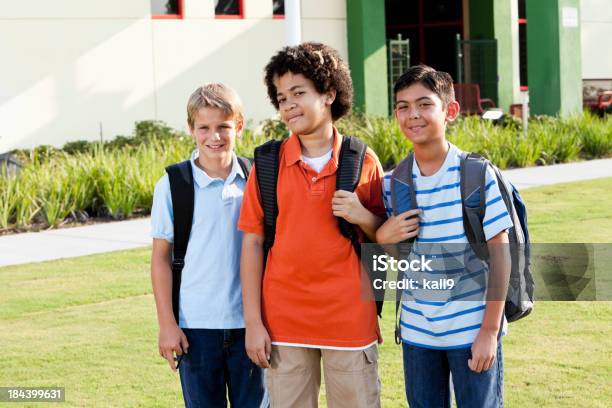 Boys 입석 외부 School Bookbags 중학교에 대한 스톡 사진 및 기타 이미지 - 중학교, 소년, 우정