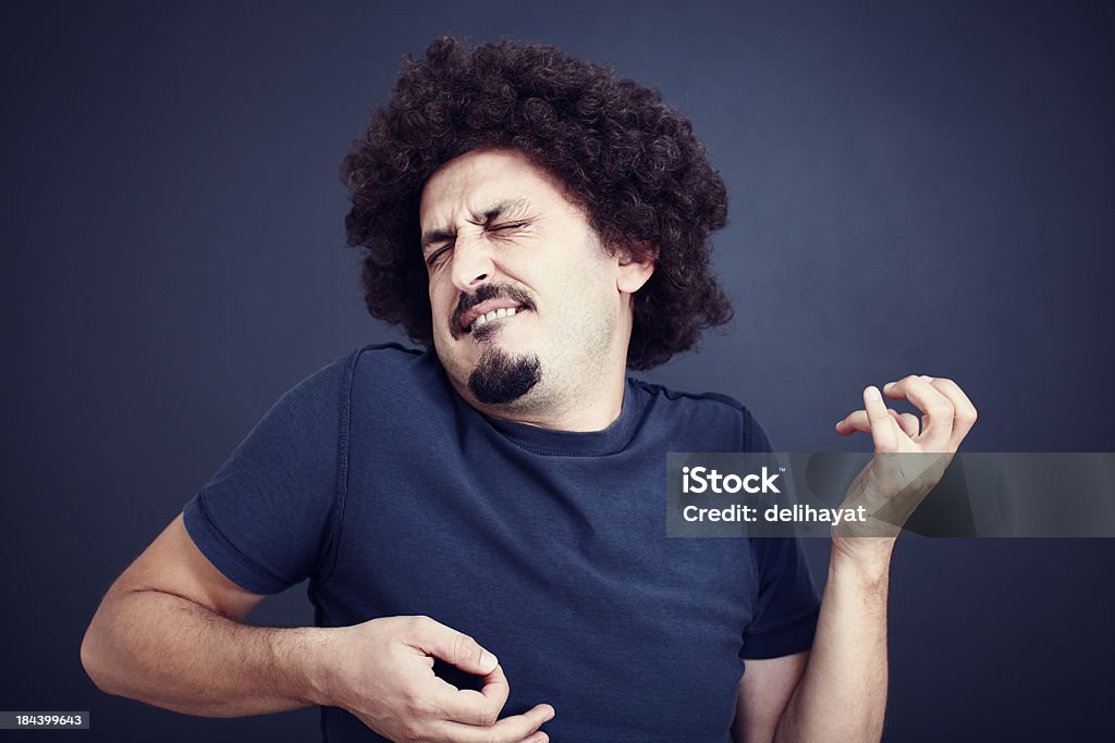 Uomo con baffi estremamente suona Chitarra d'aria - Foto stock royalty-free di Chitarra d'aria