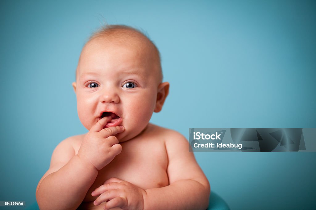 Colore foto di un bambino su sfondo blu - Foto stock royalty-free di Bebé