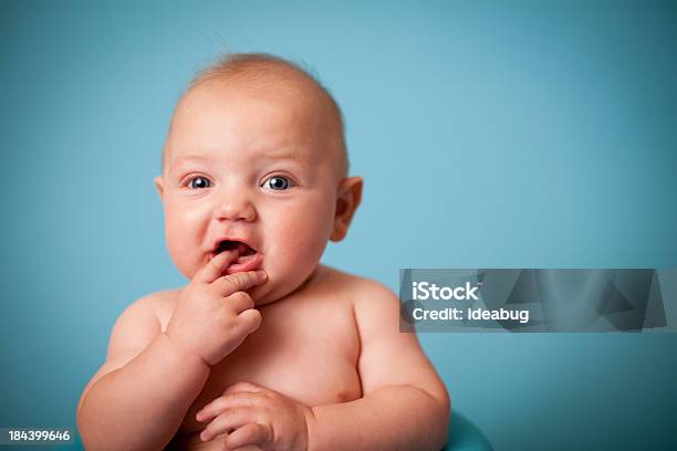 Colore Foto Di Un Bambino Su Sfondo Blu - Fotografie stock e altre immagini di Bebé - Bebé, Dito in bocca, 0-11 Mesi