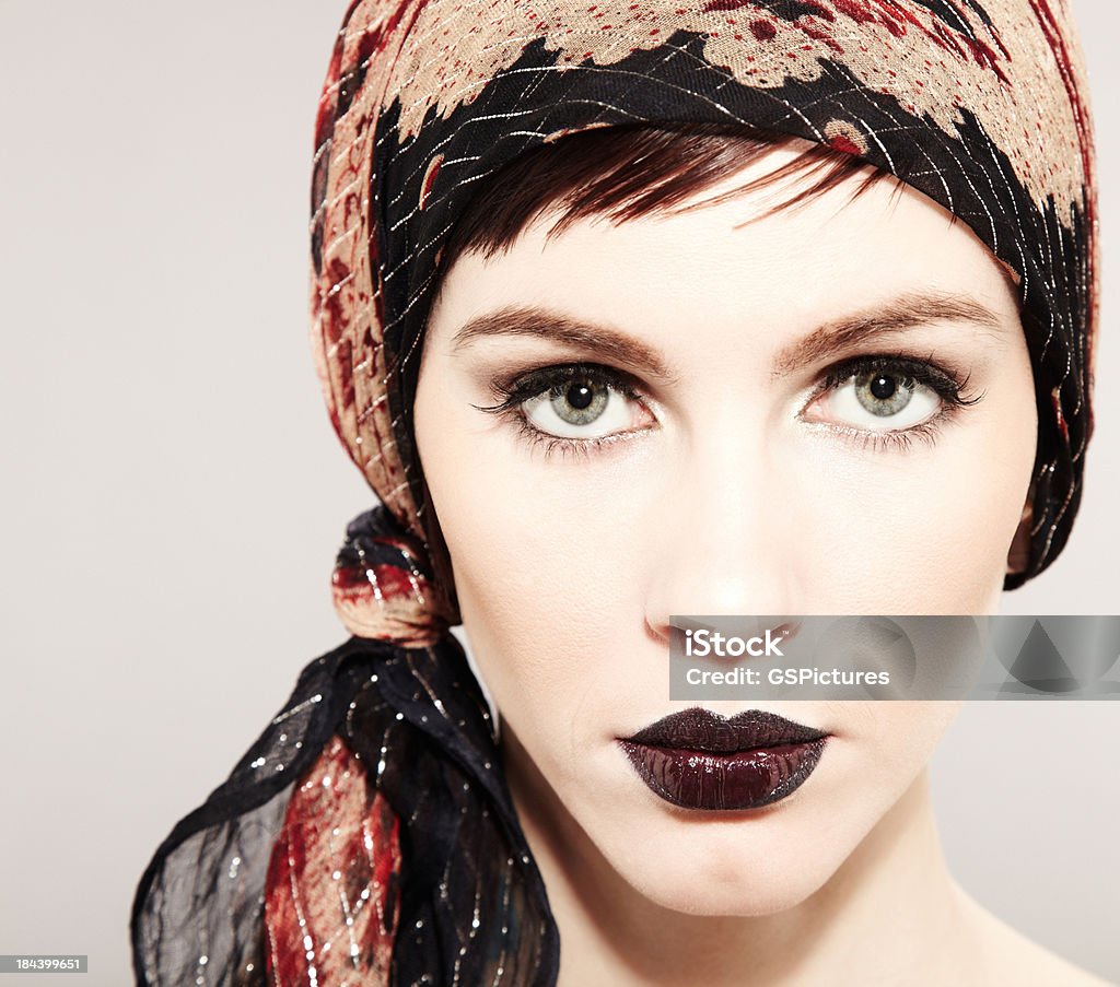 Piękne Moda model w Chustka na głowę i Czarna szminka do ust - Zbiór zdjęć royalty-free (Kobiety)