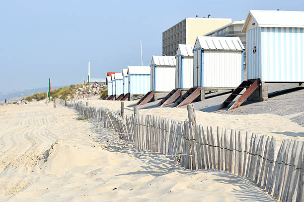 cabanas na praia no hardelot, le touquet, frança - picardy - fotografias e filmes do acervo