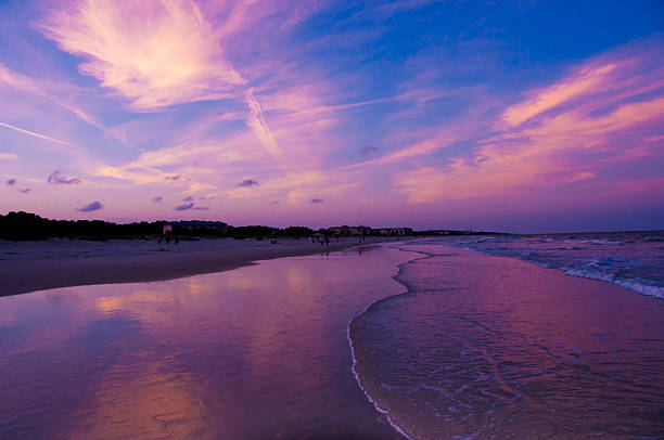 Playa de puesta del sol y el cielo - foto de stock