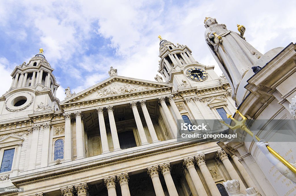 Statua della regina Anna e la Cattedrale di St. Paul a Londra, Inghilterra - Foto stock royalty-free di Ambientazione esterna