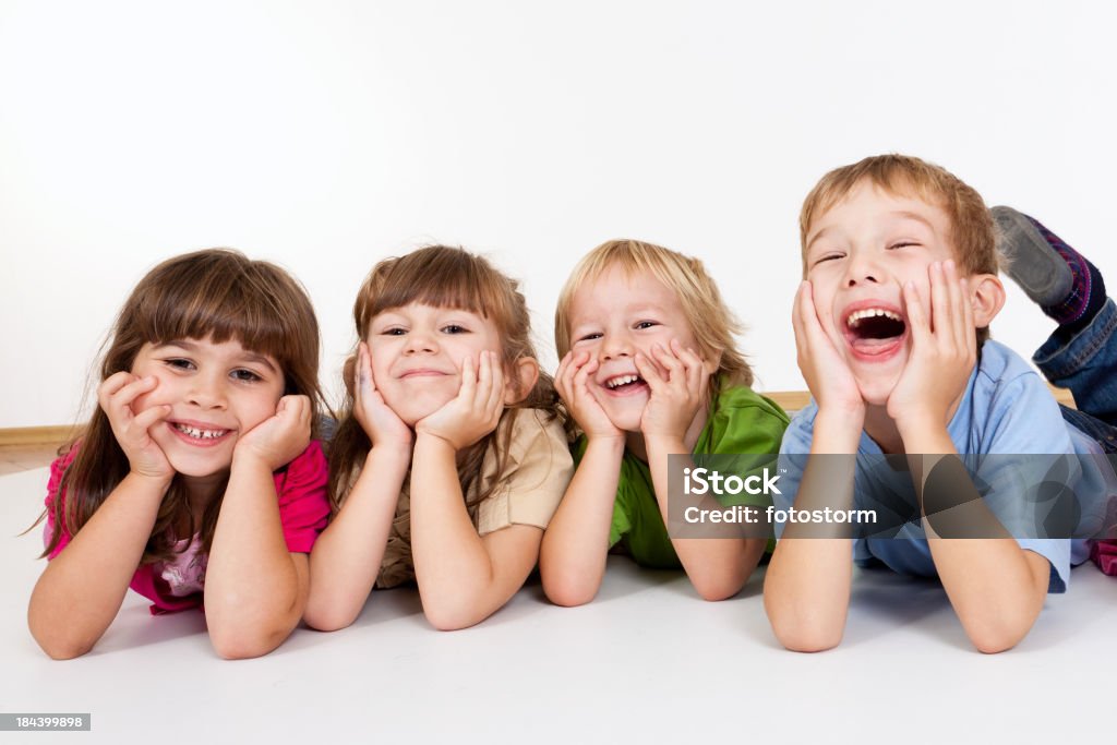 Grupo de crianças felizes contra fundo branco crianças pequenas - Foto de stock de Criança royalty-free