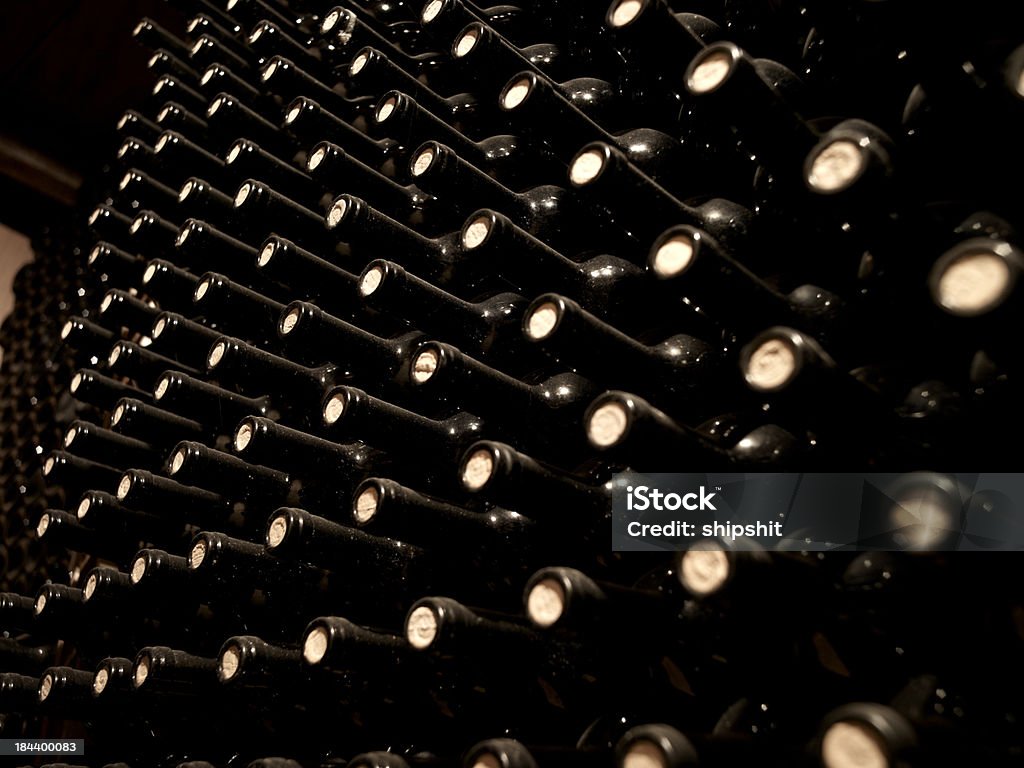 Botellas de vino en una cava - Foto de stock de Antigualla libre de derechos