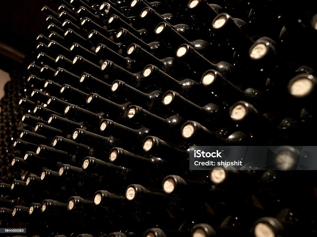 Garrafas de vinho em uma Adega - Royalty-free Adega Foto de stock