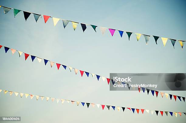 Photo libre de droit de Fanion Dange Dans Plusieurs Couleurs Horizontales banque d'images et plus d'images libres de droit de Guirlande de fanions