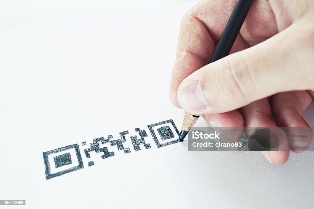 Main tenant un crayon dessin Code QR - Photo de Activité libre de droits