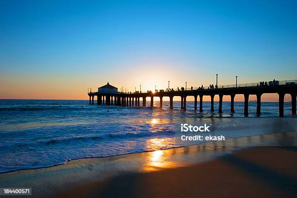 Pôr Do Sol Na Praia De Manhattan - Fotografias de stock e mais imagens de Manhattan Beach - Califórnia - Manhattan Beach - Califórnia, Cais - Estrutura Feita pelo Homem, Carinhoso