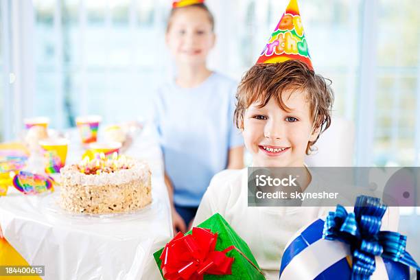 Menino Segurar Aniversário Apresenta - Fotografias de stock e mais imagens de Alegria - Alegria, Amor, Aniversário