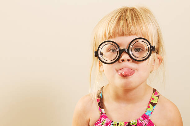 маленький nerdy girl in glasses - child cross eyed nerd eyewear стоковые фото и изображения