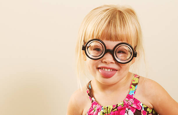 mały przemądrzały dziewczyna w okularach - child cross eyed nerd eyewear zdjęcia i obrazy z banku zdjęć