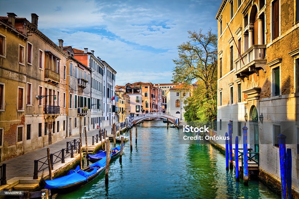 Canal 베니스 및 Gondolas 맑은 날, 이탈리아 - 로열티 프리 베네치아-이탈리아 스톡 사진