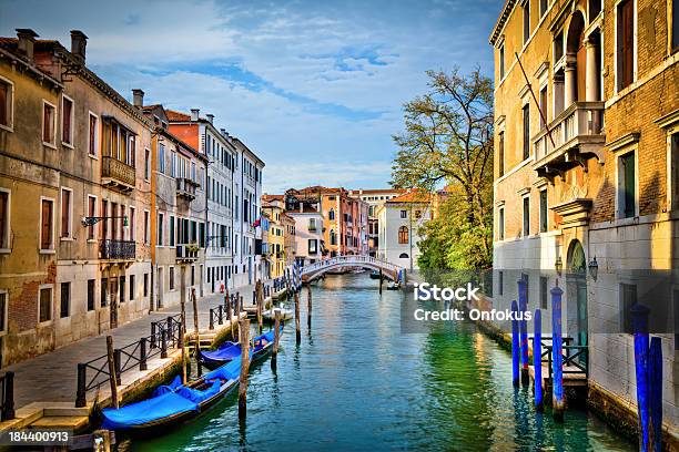 Canal De Veneza E Gondolas Num Dia Soalheiro Itália - Fotografias de stock e mais imagens de Veneza - Itália