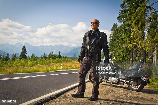 Fahrer In Den Bergen Stockfoto und mehr Bilder von Motorrad - Motorrad, Hubschrauber, Naturwald