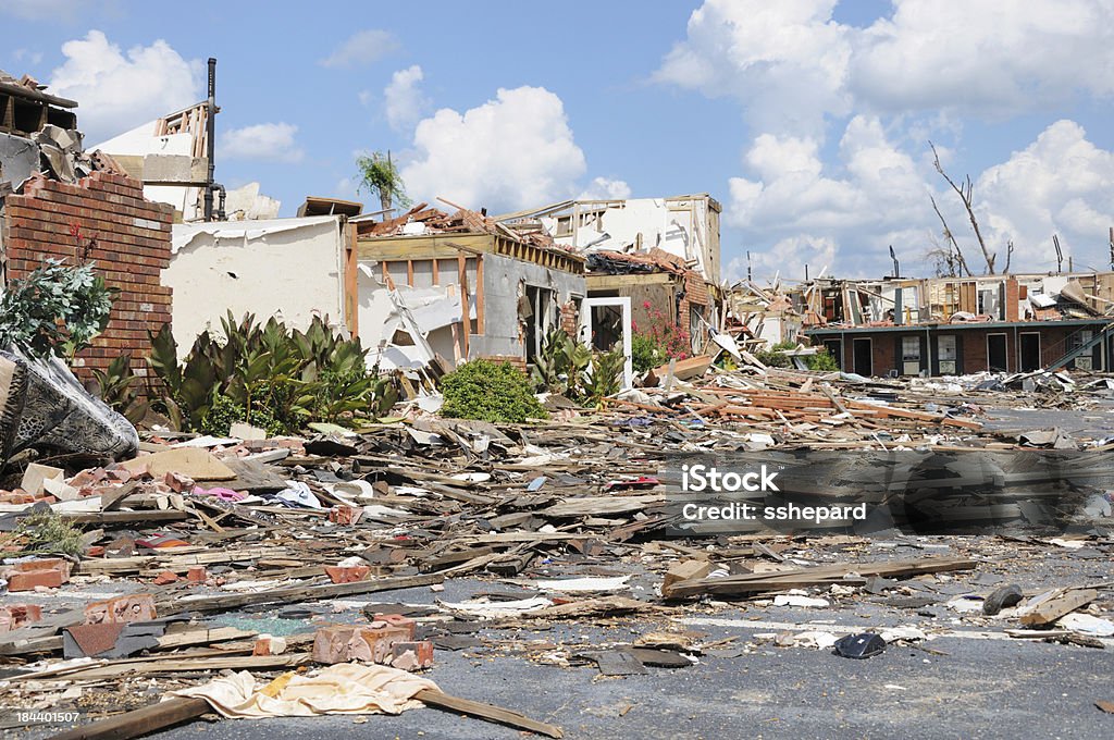 Détruit complexe d'appartements au joli jour - Photo de Tornade libre de droits