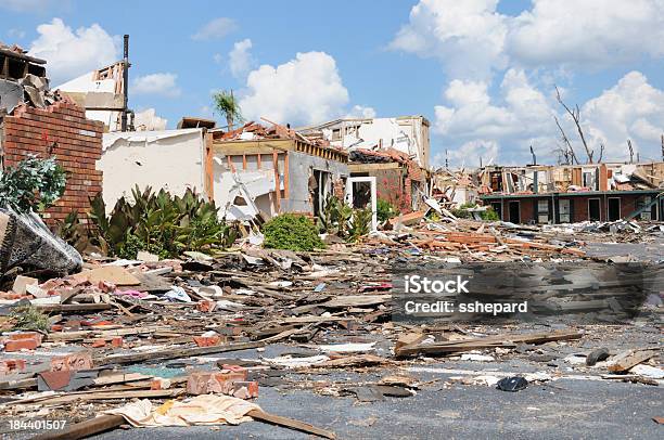 Photo libre de droit de Détruit Complexe Dappartements Au Joli Jour banque d'images et plus d'images libres de droit de Tornade - Tornade, Endommagé, Destruction