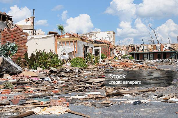 Apartamento Destruída Complexo Em Pretty Dia - Fotografias de stock e mais imagens de Tornado - Tornado, Danificado, Destruição